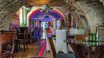 3 bars/lounges, wine bar