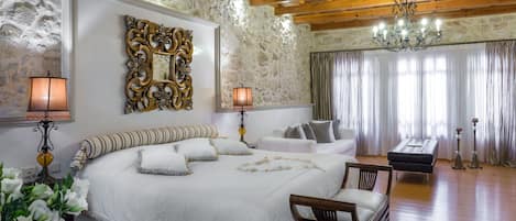 Executive Suite | Egyptian cotton sheets, premium bedding, pillowtop beds, free minibar