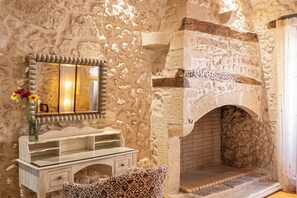 Junior Suite | Egyptian cotton sheets, premium bedding, pillowtop beds, free minibar - Avli Lounge Apartments (Rethymno)