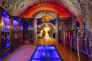3 bars/lounges, wine bar