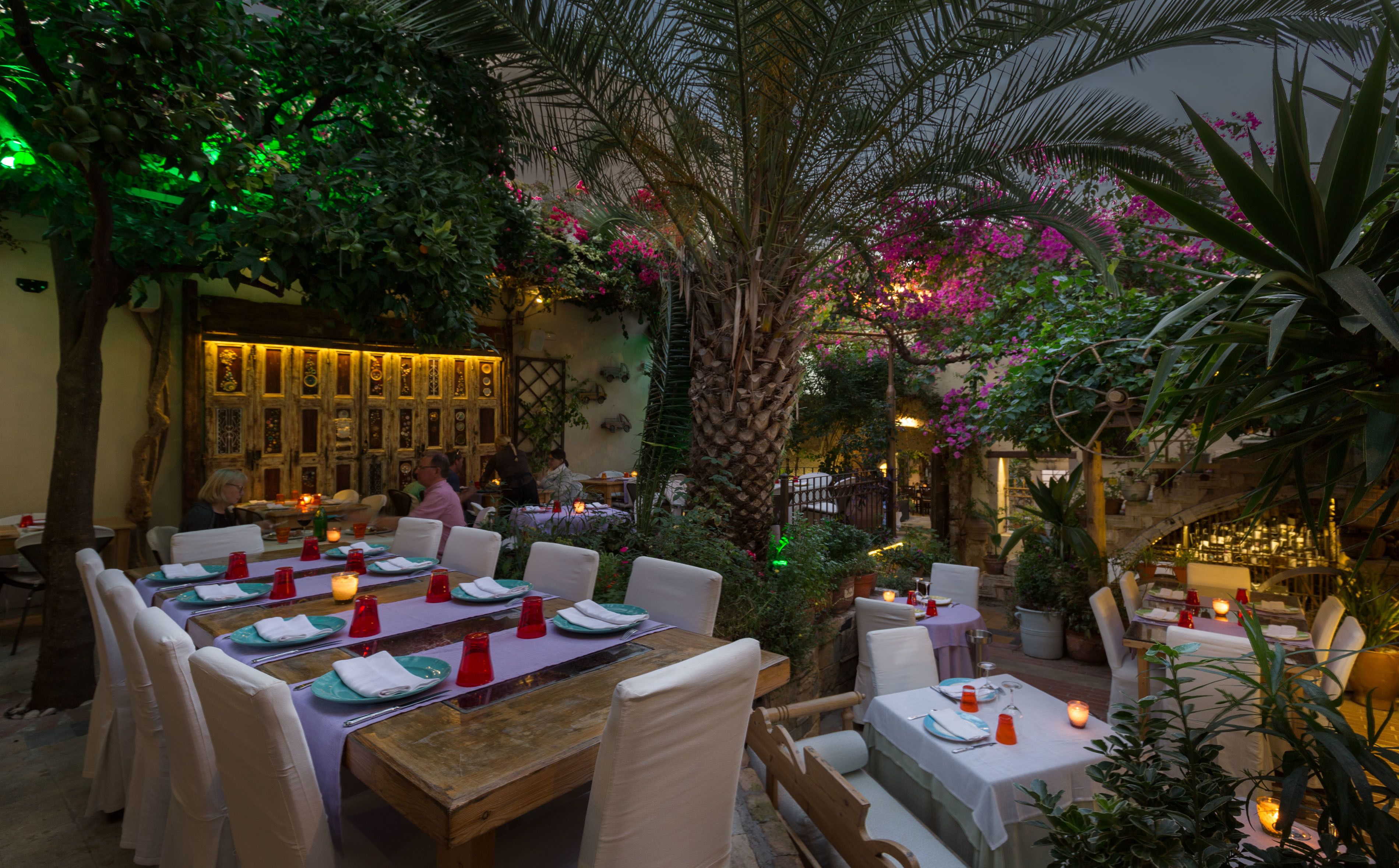 2 restaurants, breakfast, lunch, dinner served; greek cuisine