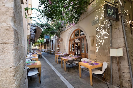 2 间餐厅,供应早餐、午餐和晚餐,希腊菜. 阿里公寓酒店