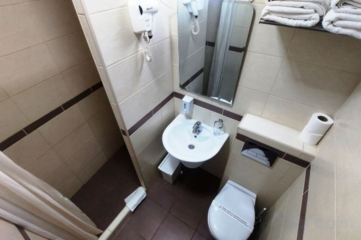 Buồng tắm vòi sen, đồ dùng nhà tắm miễn phí, máy sấy tóc, khăn tắm 