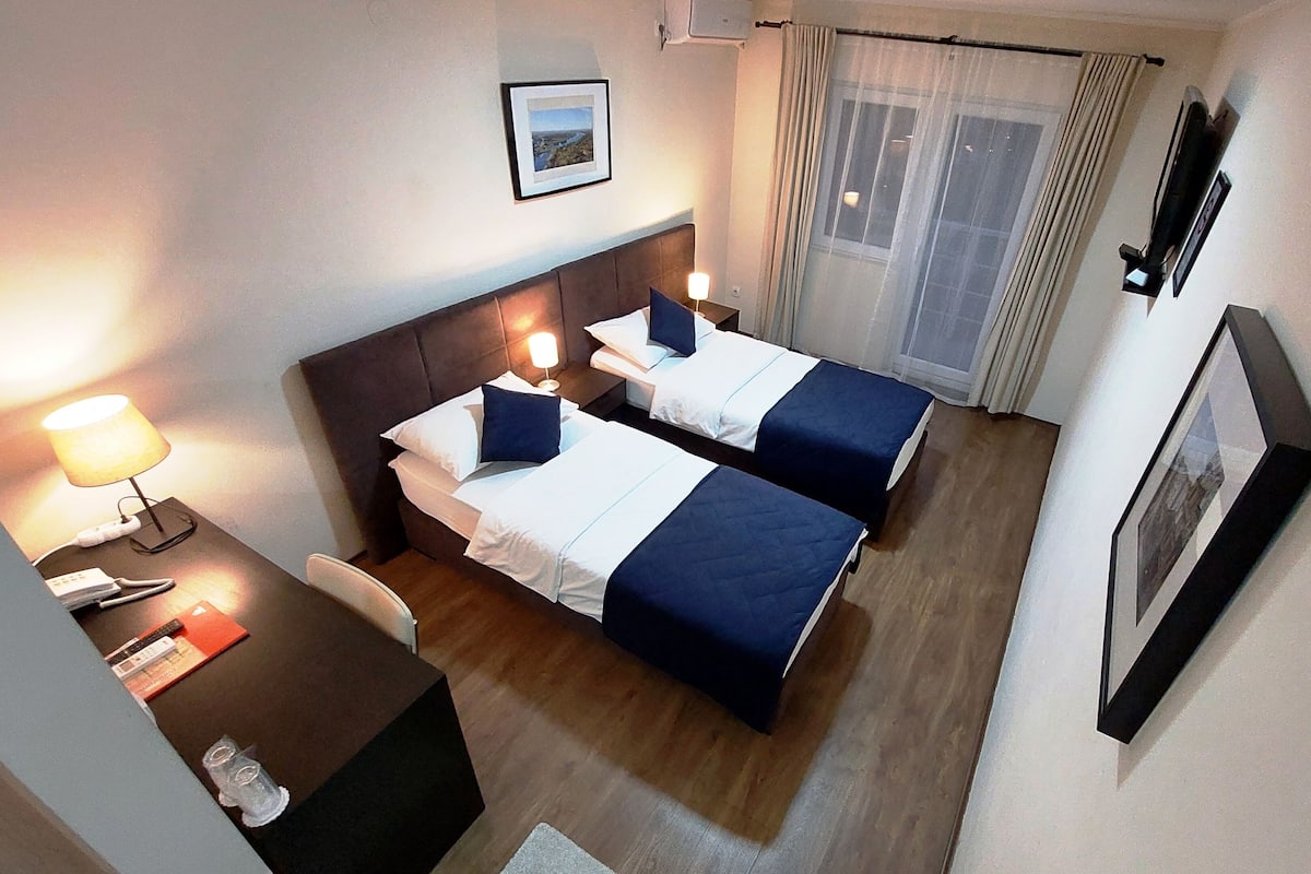 Habitación panorámica con 2 camas individuales | Ropa de cama hipoalergénica y colchones con acolchado adicional