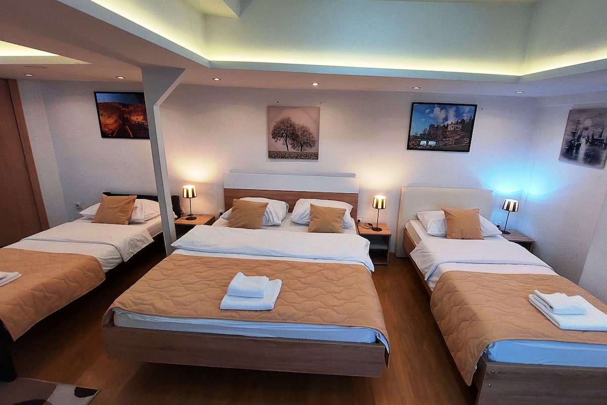 Habitación triple familiar | Ropa de cama hipoalergénica y colchones con acolchado adicional