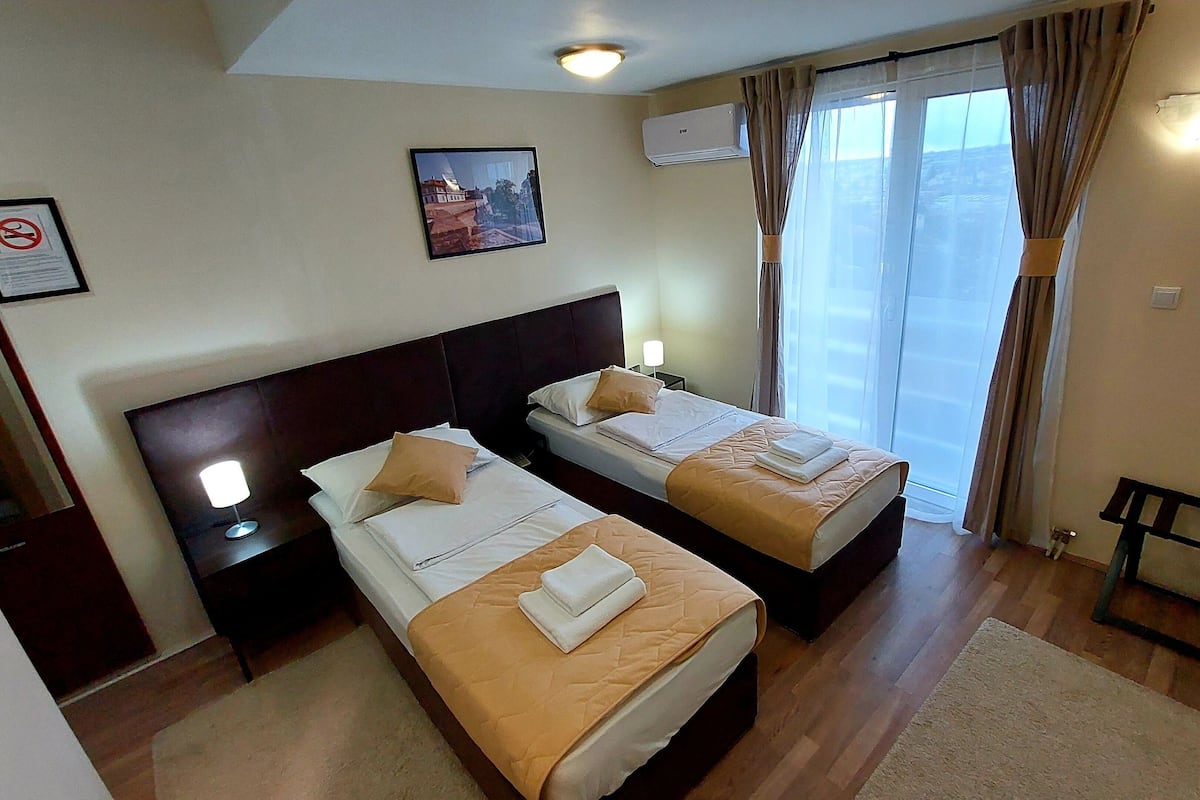 Habitación estándar con 2 camas individuales, 2 camas individuales | Ropa de cama hipoalergénica y colchones con acolchado adicional