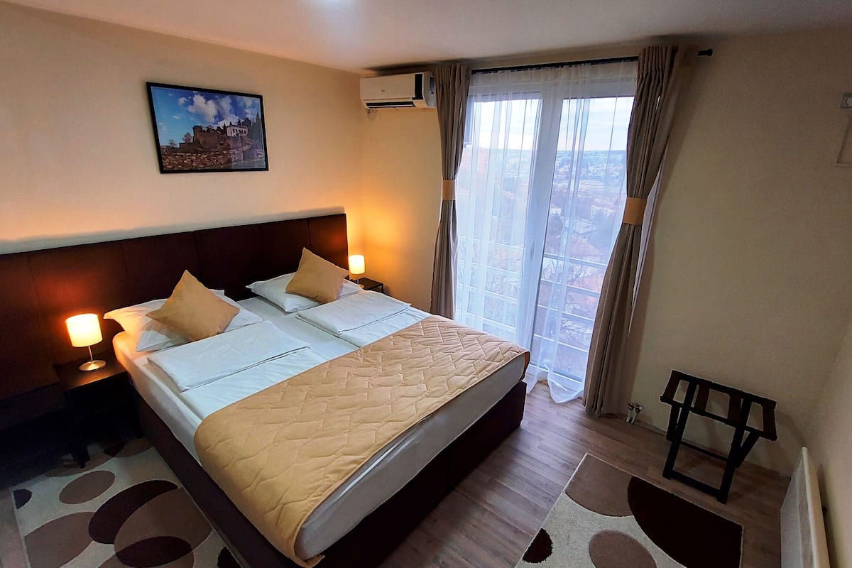 Habitación estándar doble, 1 habitación | Ropa de cama hipoalergénica y colchones con acolchado adicional