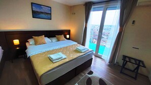 Family Room | Hypo-allergenic bedding, pillow-top beds, in-room safe - Villa Panorama (Belgrade)
