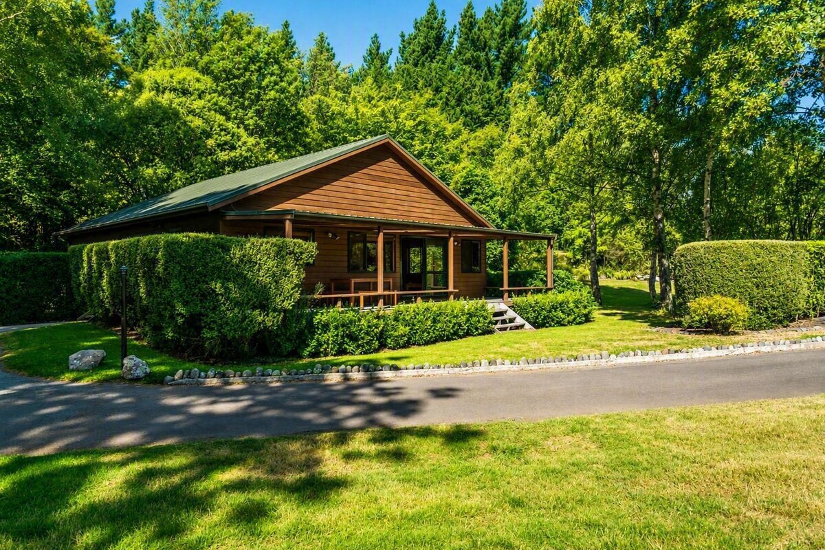 Classic Villa, 2 Bedrooms | Desk, iron/ironing board, WiFi (free), bed sheets