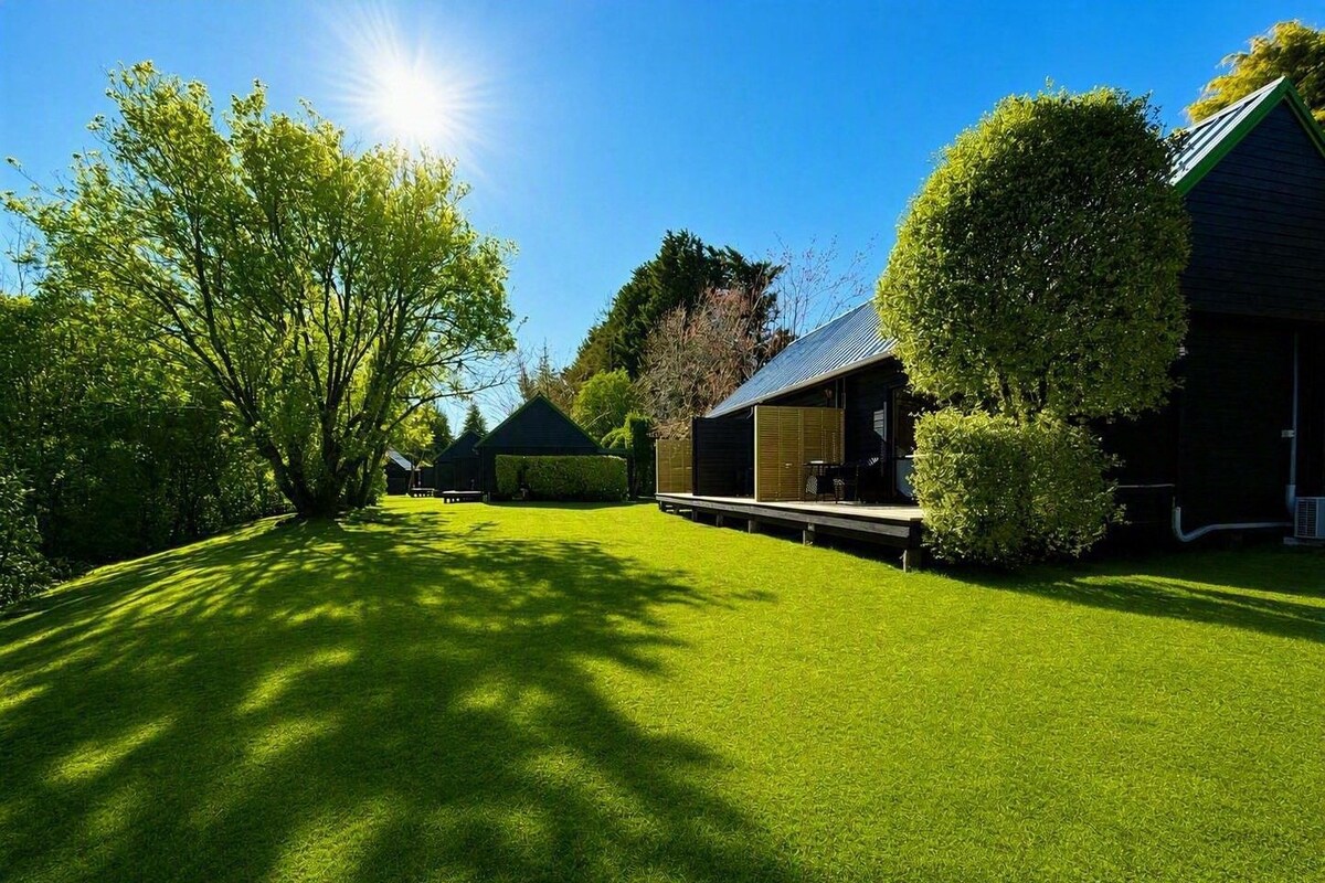 One Bedroom Chalet | Desk, iron/ironing board, WiFi (free), bed sheets