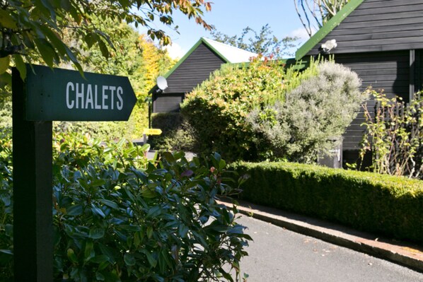 One Bedroom Chalet | Desk, iron/ironing board, free WiFi, bed sheets