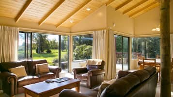 经典别墅, 3 间卧室 | 起居区 | 40-英寸电视(配备有线频道)