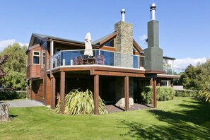 Deluxe Villa, 4 Bedrooms | Desk, iron/ironing board, free WiFi, bed sheets - Tongariro Lodge (Turangi)