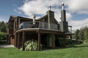 Deluxe-huvila, 4 makuuhuonetta | Työpöytä, silitysrauta/-lauta, ilmainen Wi-Fi, vuodevaatteet