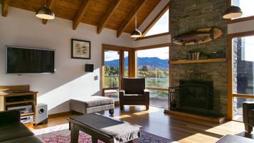 Deluxe Villa, 4 Bedrooms | Desk, iron/ironing board, free WiFi, bed sheets