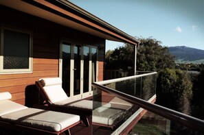 Classic Villa, 3 Bedrooms | Desk, iron/ironing board, free WiFi, bed sheets - Tongariro Lodge (Turangi)