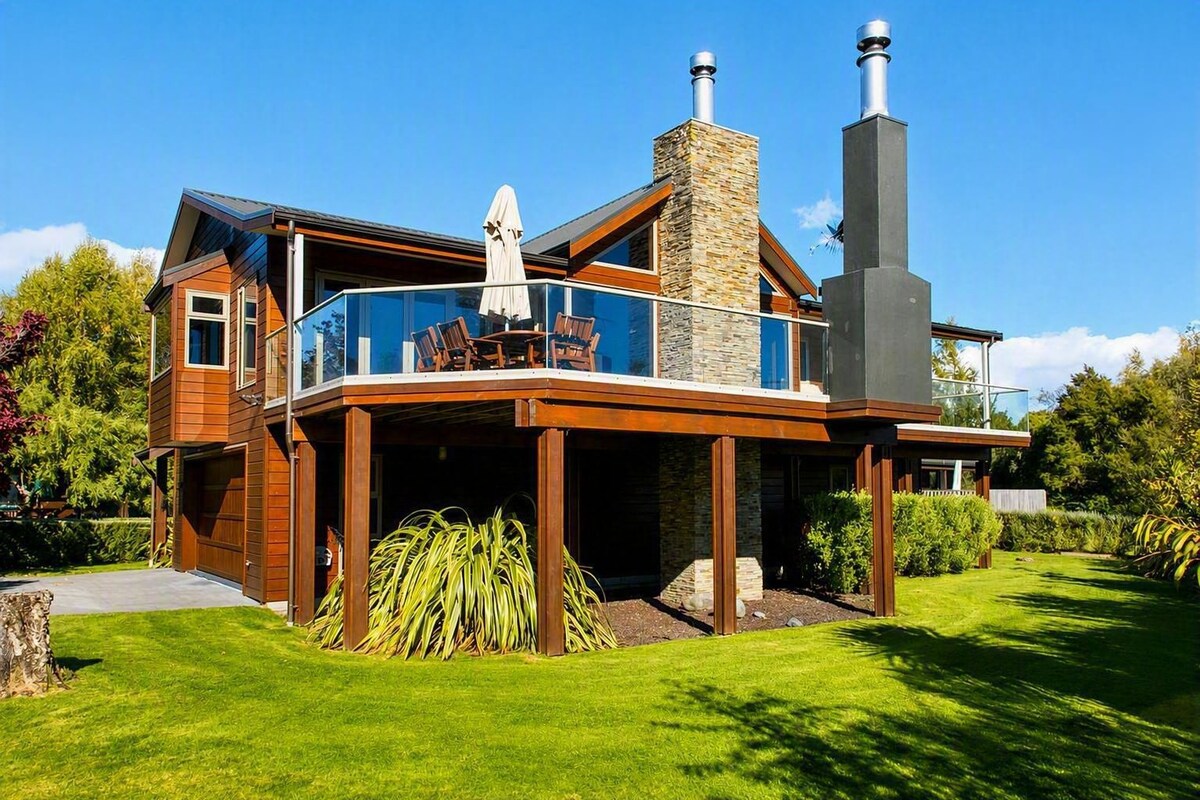 Deluxe Villa, 4 Bedrooms | Desk, iron/ironing board, WiFi (free), bed sheets