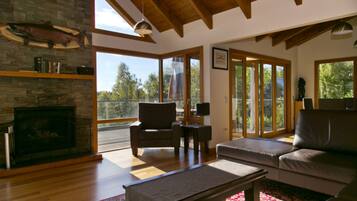 Deluxe Villa, 4 Bedrooms | Desk, iron/ironing board, free WiFi, bed sheets