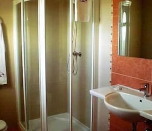 Ducha, secador de pelo, toallas, jabón