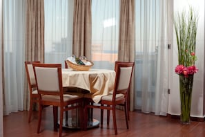Panoramic Apartment, Non Smoking, City View | In-room dining