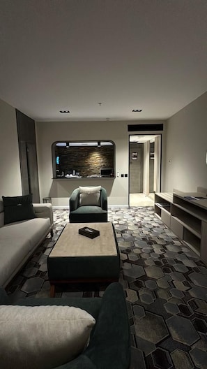 Executive Suite | Living area | Smart TV