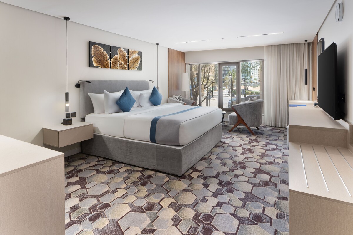 Superior King Room | Minibar, brankas, meja kerja, dan tirai kedap cahaya