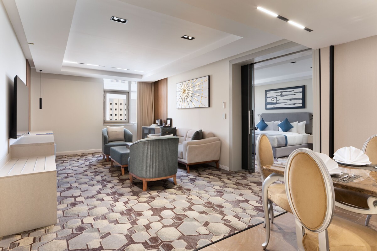 Suite Royal, 1 Tempat Tidur King | Minibar, brankas, meja kerja, dan tirai kedap cahaya