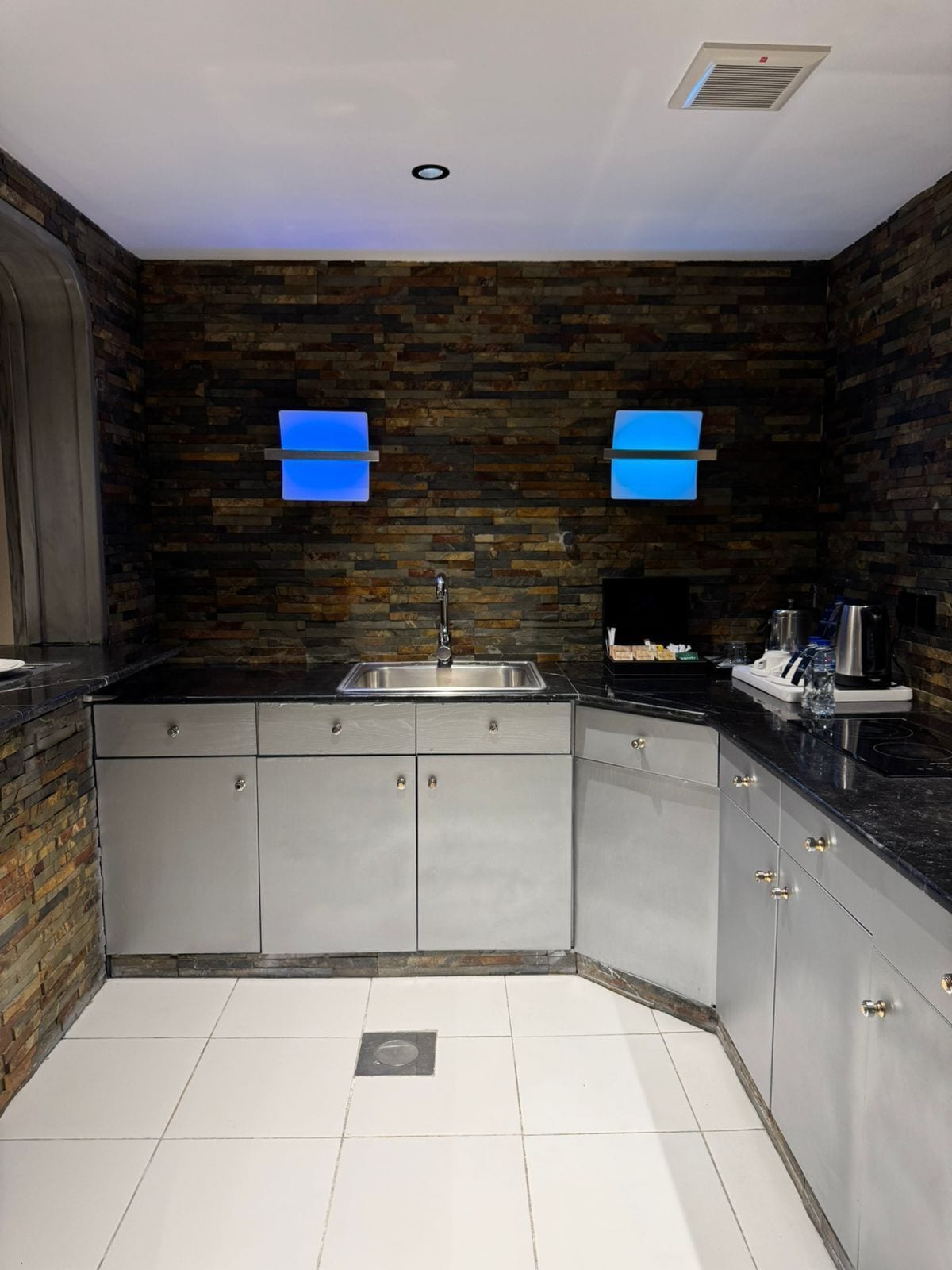 executive suite | private kitchen | coffee/tea maker