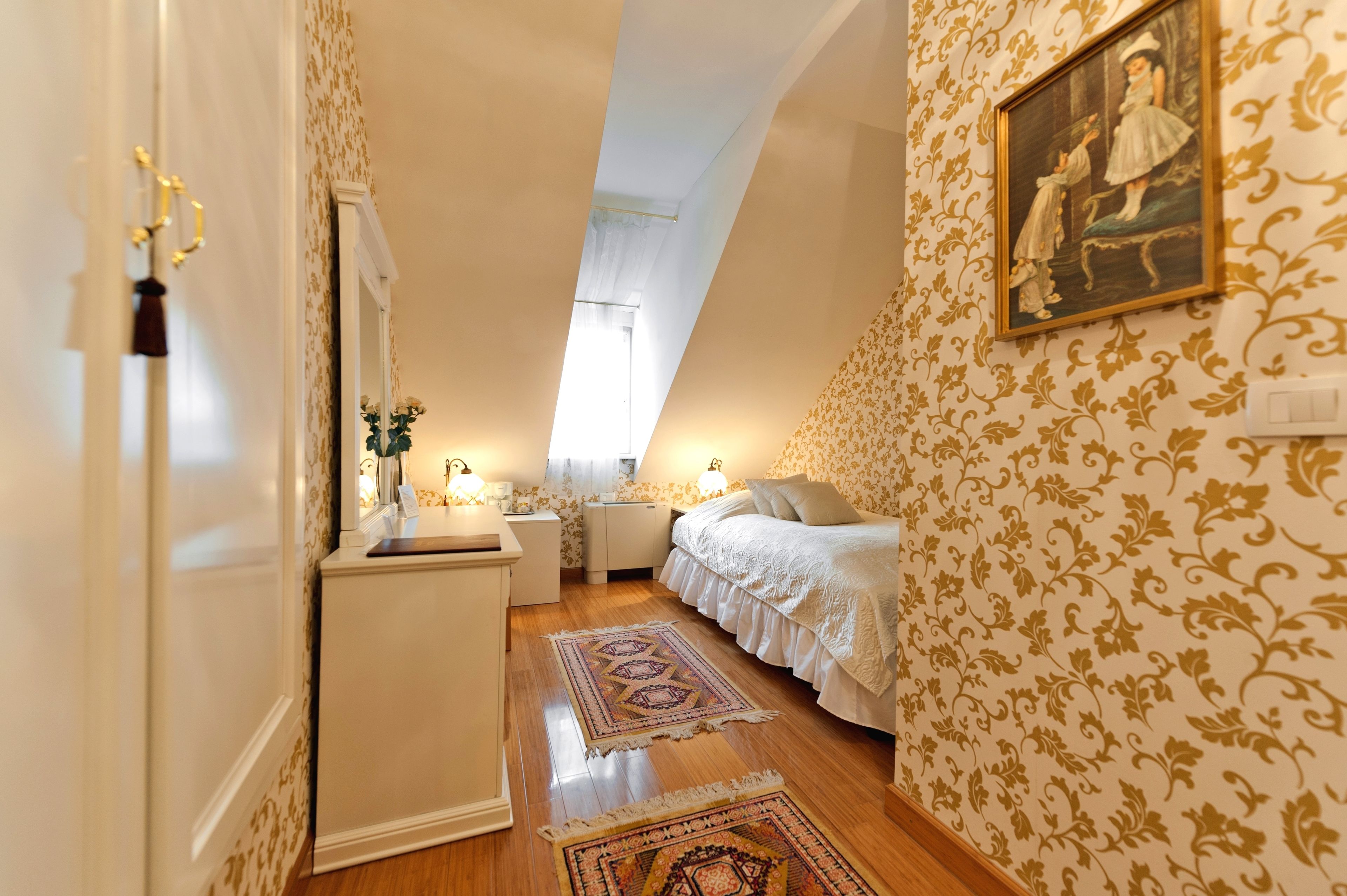 classic single room | 1 bedroom, in-room safe, individually decorated, individually furnished
