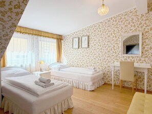 Classic Twin Room | In-room safe, individually decorated, individually furnished, desk - Allegro Hotel (Ljubljana)