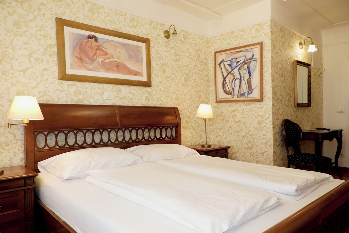 Neljän hengen classic-huone | Tallelokero huoneessa, yksilöllisesti sisustettu