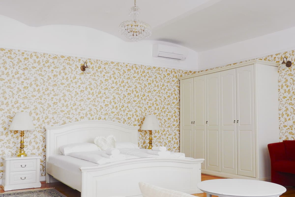 Superior-sviitti | Tallelokero huoneessa, yksilöllisesti sisustettu