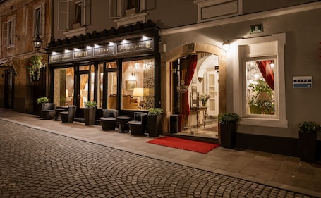 Exterior. Allegro Hotel