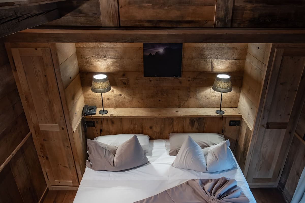 Premium bedding, down comforters, minibar, in-room safe