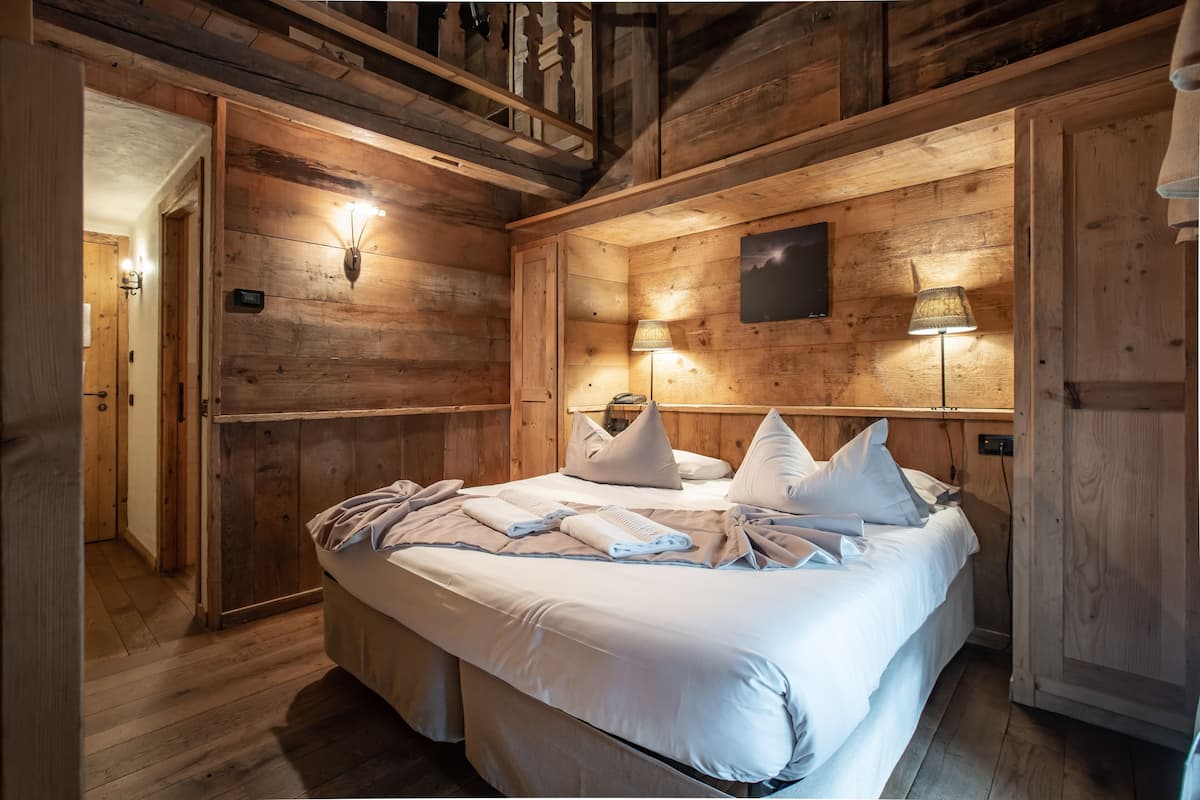 Premium bedding, down comforters, minibar, in-room safe