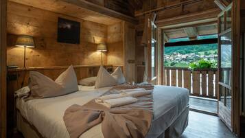 Premium bedding, down duvets, minibar, in-room safe