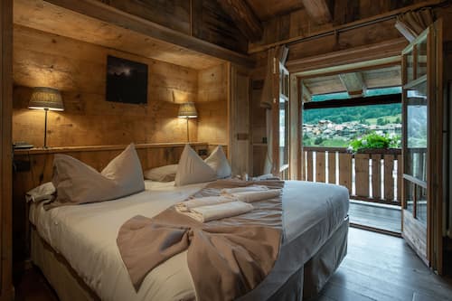 Premium bedding, down comforters, minibar, in-room safe