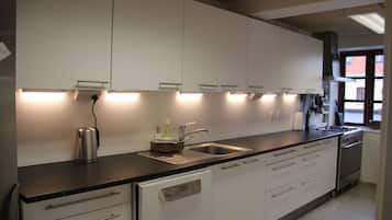 Stovetop, coffee/tea maker, cookware/dishes/utensils