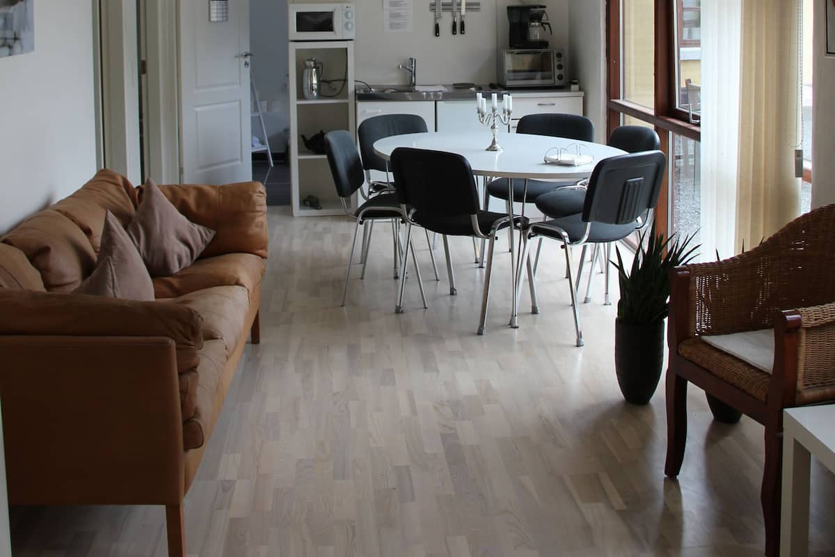 Íbúð - 4 svefnherbergi | Stofa | Sjónvarp