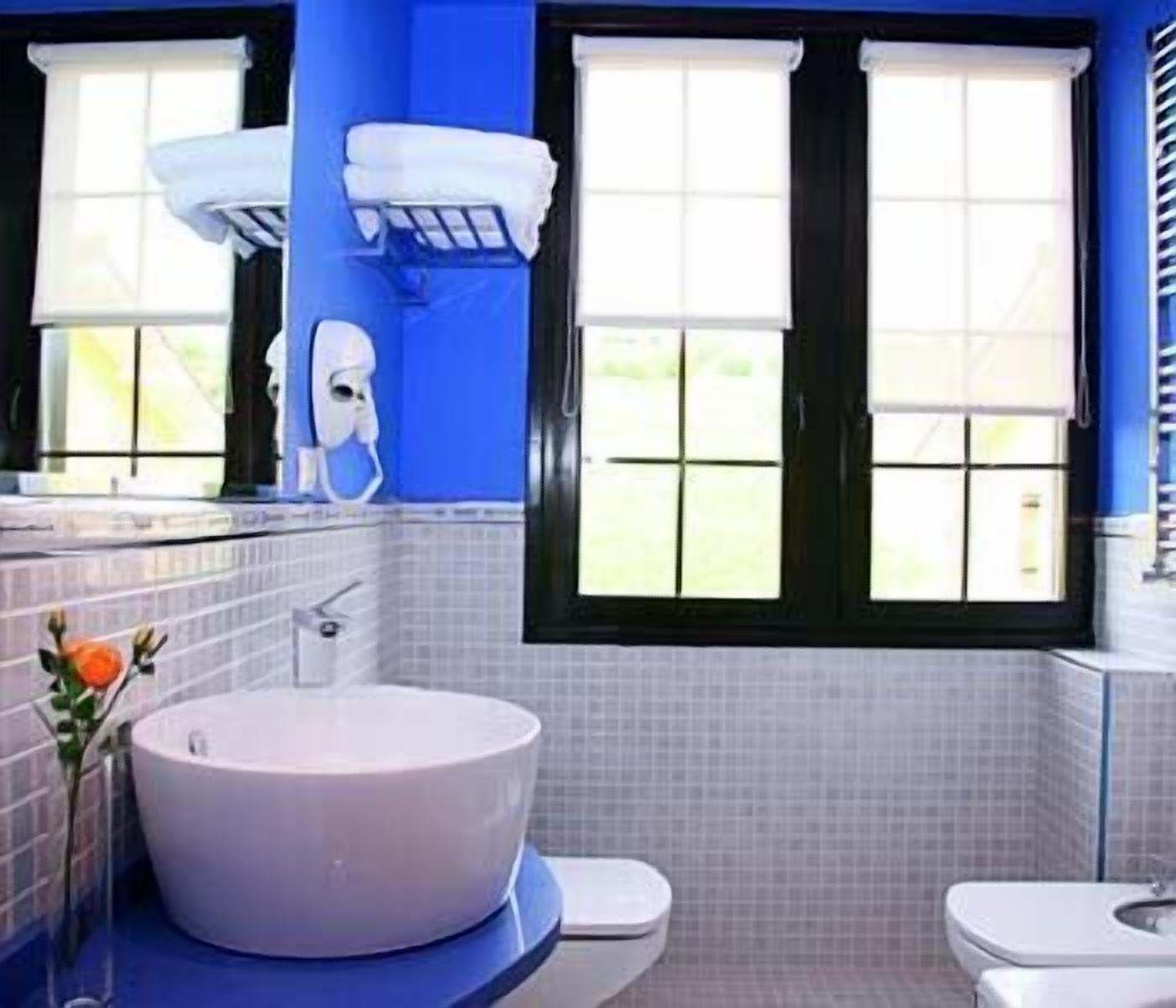 comfort double room (casona main building) | bathroom | free toiletries, hair dryer, towels