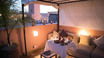 Se sirven desayunos y almuerzos, restaurante con mesas al aire libre