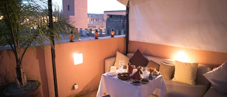 Serviço de café da manhã, almoço, jantar; restaurante ao ar livre