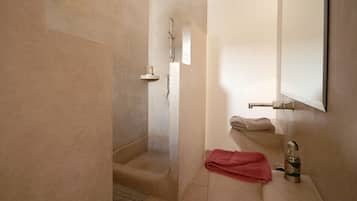 Douche, articles de toilette gratuits, sĂšche-cheveux, peignoirs