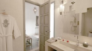 Shower, free toiletries, hair dryer, bathrobes - Riad Dar More (Marrakech)