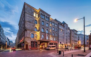 住宿正面 - 傍晚/夜晚