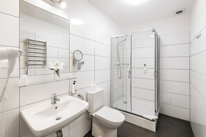 Tomannsrom – deluxe | Bad | Hårføner og håndklær