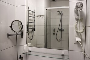 Chambre Simple Supérieure | Bureau, rideaux occultants, fer et planche à repasser