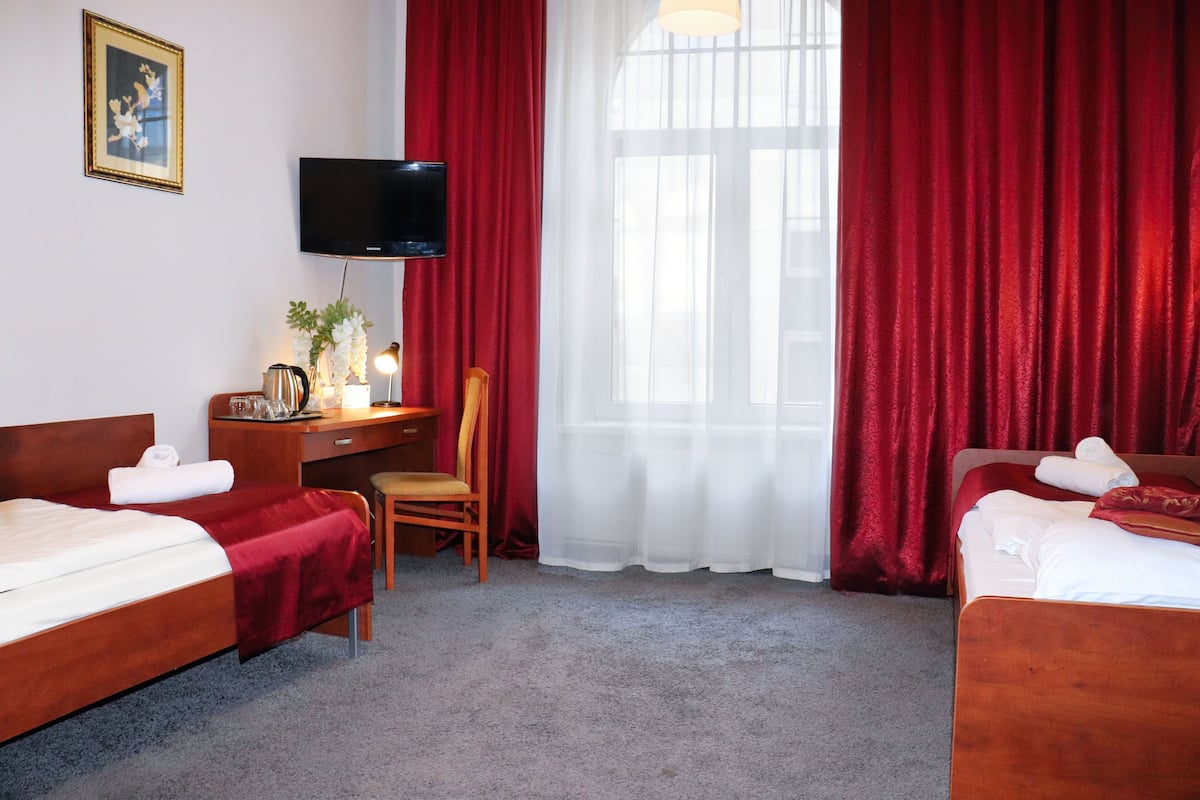 Escritorio, cortinas blackout y tabla de planchar con plancha