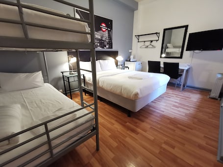 Escritorio, tabla de planchar con plancha, wifi gratis y ropa de cama