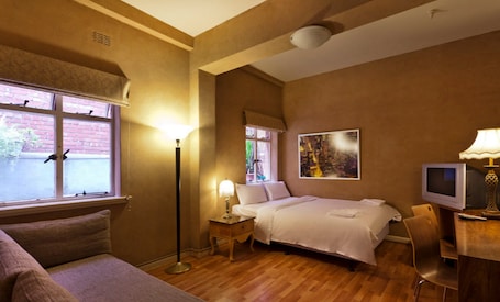 Superior Studio with Ensuite | Desk, iron/ironing board, free WiFi, bed sheets